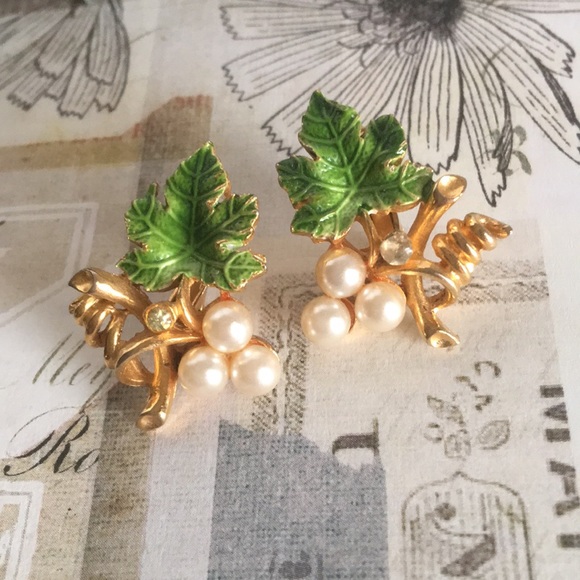 Vintage Faux Pearl Grapevine Clip Earrings (Gold) PRICE IS FIRM - Picture 1 of 15
